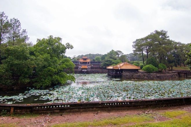 敷地の中央には大きな湖があり、小船の乗りつけ場もあることから、在位中に舟遊びや釣りなどに使われていたとされる ⓒ DANTRI 敷地の中央には大きな湖があり、小船の乗りつけ場もあることから、在位中に舟遊びや釣りなどに使われていたとされる ⓒ DANTRI